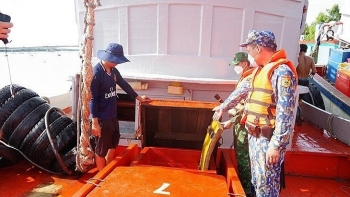 Liên tiếp bắt giữ tàu chở dầu DO trái phép trên vùng biển Tây Nam