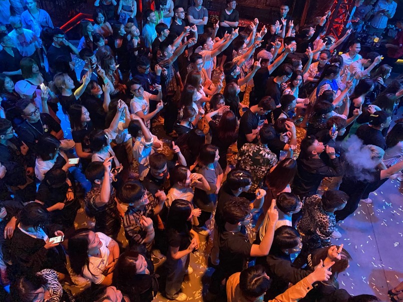 Người trẻ dành nhiều thời gian cho các thú vui cùng bạn bè 