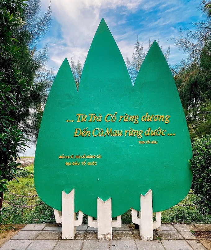 Bức phù điêu hình 3 ngọn thông