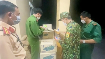 An Giang: Bắt quả tang vụ vận chuyển lượng lớn hàng hóa nghi vấn nhập lậu