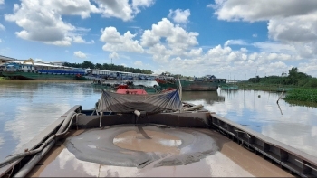 Đồng Tháp: Bắt quả tang 8 đối tượng có hành vi khai thác cát trái phép