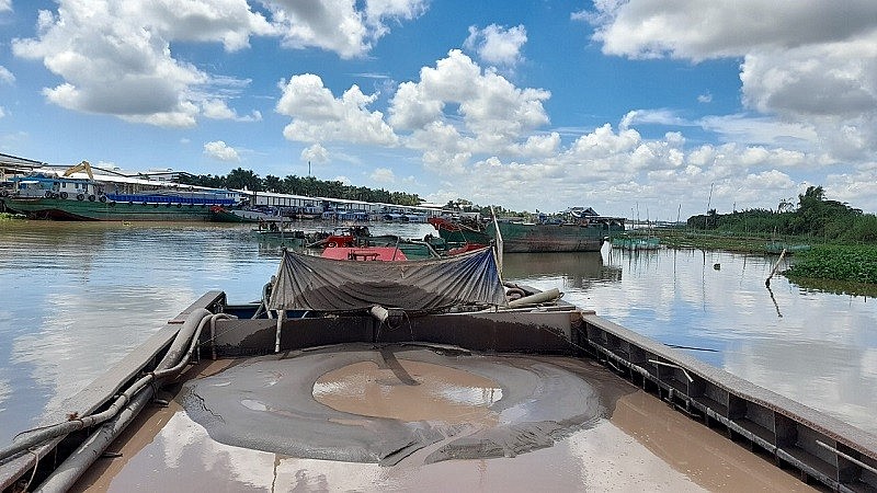 1 trong 4 phương tiện xà lan dùng để khai thác cát trái phép