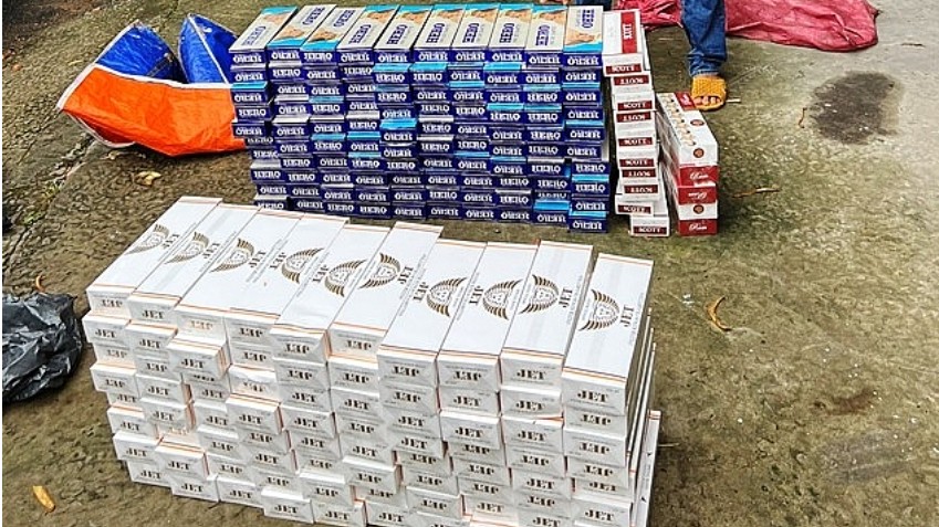 Đồng Tháp: Bắt quả tang xuồng máy chở gần 2.000 bao thuốc lá điếu nhâp lậu