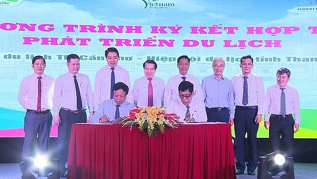 Đại diện lãnh đạo Hiệp hội Du lịch tỉnh Thanh Hóa và Hiệp hội Du lịch TP. Cần Thơ ký kết hợp tác phát triển du lịch Đại diện lãnh đạo Hiệp hội Du lịch tỉnh Thanh Hóa và Hiệp hội Du lịch TP. Cần Thơ ký kết hợp tác phát triển du lịch