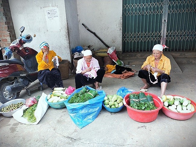 Người Dao đỏ thêu trang phục truyền thống khi rảnh rỗi. Ảnh: Hồng Son