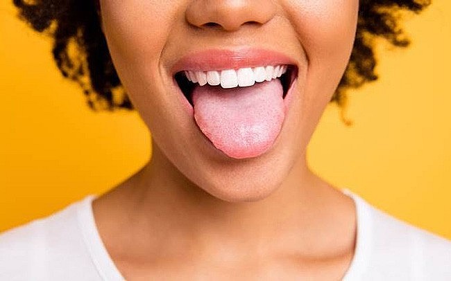 Lưỡi của người khỏe mạnh có màu hồng sáng, mịn màng