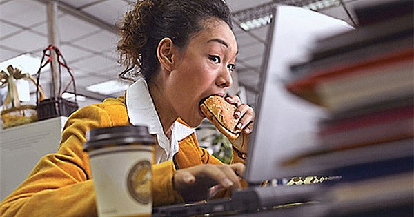 Vội vàng nuốt thức ăn khi chưa nhai kỹ sẽ trực tiếp làm hại niêm mạc dạ dày