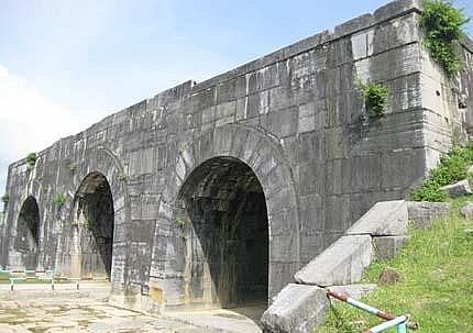 Thành nhà Hồ là công trình kiến trúc bằng đá cổ độc nhất vô nhị ở Việt Nam
