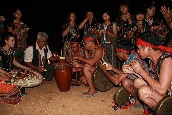 Người S’Tiêng bên ché rượu cần truyền thống Người S’Tiêng bên ché rượu cần truyền thống