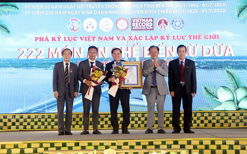 Đón nhận Bằng xác lập kỷ lục Thế giới 222 món ăn chế biến từ dừa.