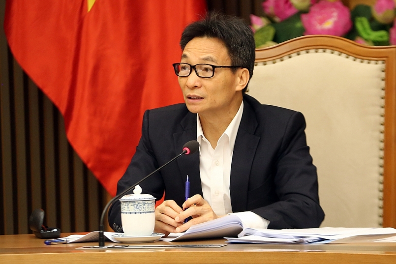 Phó Thủ tướng Vũ Đức Đam trao đổi với các thành viên Hội đồng quốc gia về phát triển bền vững và nâng cao năng lực cạnh tranh trong cuộc họp chiều 4/1. Ảnh: VGP/Đình Nam