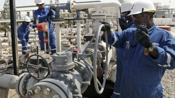 OPEC+ nhất trí tiếp tục giảm sản lượng dầu mỏ