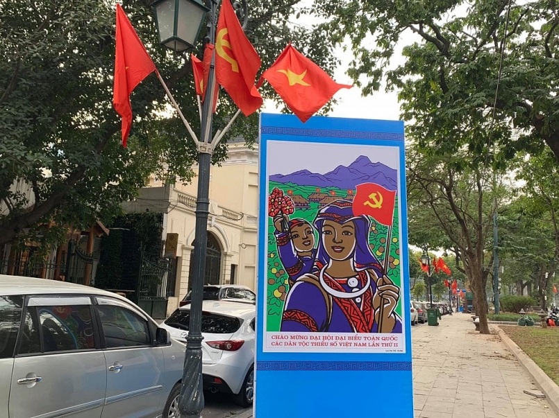 Giá cờ được lắp đặt trên nhiều tuyến đường trung tâm thành phố. Ảnh: Hiền Anh/Báo Tin tức