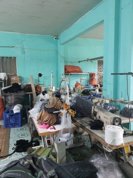 QLTT Hải Dương: Phát hiện xưởng sản xuất hơn 2.200 mũ có dấu hiệu giả mạo nhãn hiệu adidas, nike