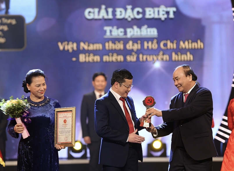 Thủ tướng Nguyễn Xuân Phúc, Chủ tịch Quốc hội Nguyễn Thị Kim Ngân trao Giải Đặc biệt cho Báo Nhân dân. Ảnh: VGP/Nhật Bắc