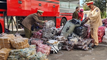 Đắk Lắk: Phát hiện xe khách vận chuyển hơn 1.000 chiếc váy không có hoá đơn, chứng từ