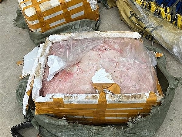 Lạng Sơn: Bắt giữ xe ô tô tải vận chuyển trên 2 tấn nầm lợn bốc mùi