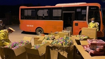Quảng Ninh: Phát hiện xe khách chở khối lượng lớn đồ chơi trẻ em nhập lậu