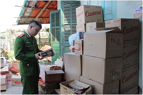 Lực lượng chức năng kiểm tra số hàng hoá 