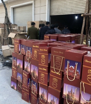 Hà Nội: Triệt phá cơ sở sang chiết, đóng chai rượu ngoại không rõ nguồn gốc