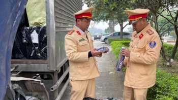 Thanh Hoá: Bắt giữ đối tượng vận chuyển 16.000 bao thuốc lá lậu