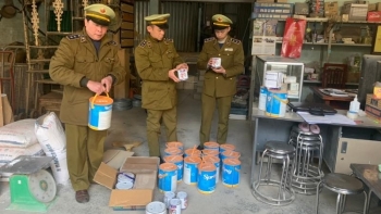 Lạng Sơn: Tạm giữ số lượng lớn sơn chống rỉ, sơn ngoài trời chống thấm đã quá thời hạn sử dụng