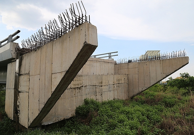Trụ cầu kết nối với nút giao cầu vượt Võ Văn Kiệt - quốc lộ 1 nằm chơ vơ sau khi đơn vị thi công rút đi