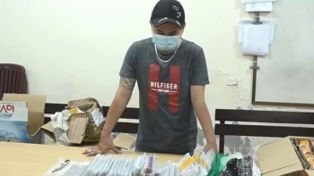 TP. HCM: Bắt giữ đối tượng vận chuyển 325 chiếc điện thoại không rõ nguồn gốc