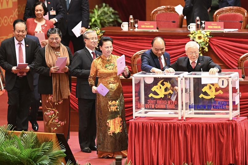 Các đồng chí lãnh đạo Đảng, Nhà nước bỏ phiếu bầu Ban Chấp hành Trung ương khóa XIII. - Ảnh: VGP