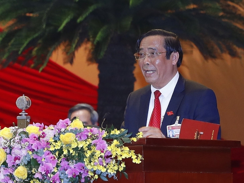 Đồng chí Nguyễn Thanh Bình, Phó Trưởng ban Thường trực Ban Tổ chức Trung ương khóa XII thay mặt Ban Kiểm phiếu Đại hội báo cáo kết quả bầu cử, công bố danh sách các đồng chí trúng cử vào Ban Chấp hành Trung ương khóa XIII. (Ảnh: TTXVN)