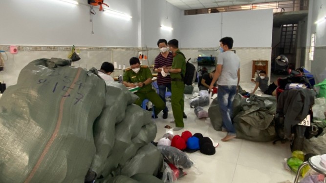 Công an điều tra vụ sản xuất, mua bán nón vải giả mạo thương hiệu Nón Sơn