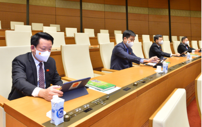 Các đại biểu Quốc hội bấm nút tán thành việc thông qua Luật sửa đổi, bổ sung một số điều của 9 Luật