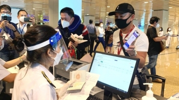 Tạo điều kiện nhập cảnh đối với người Việt Nam và thân nhân về nước