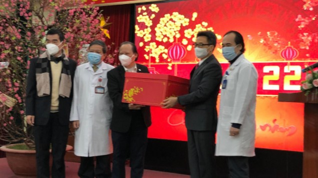 Phó Thủ tướng Vũ Đức Đam chúc Tết các cán bộ, y bác sỹ tại Hà Nội