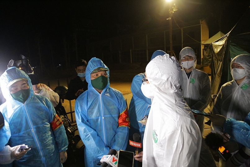 Phó Thủ tướng Vũ Đức Đam (áo trắng) kiểm tra chốt kiểm soát phòng chống dịch tại Hải Dương và Quảng Ninh Phó Thủ tướng Vũ Đức Đam (áo trắng) kiểm tra chốt kiểm soát phòng chống dịch tại Hải Dương và Quảng Ninh