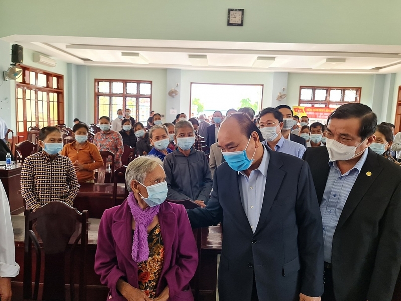 Thủ tướng ân cần hỏi thăm người dân xã Quế Phú. Ảnh: VGP/Thế Phong
