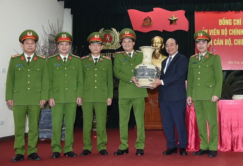 Thủ tướng Nguyễn Xuân Phúc tặng quà lực lượng Cảnh sát hình sự. - Ảnh: VGP/Quang Hiếu
