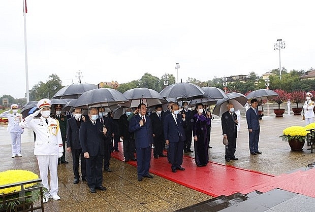 Các lãnh đạo Đảng, Nhà nước viếng Chủ tịch Hồ Chí Minh. (Ảnh: Doãn Tấn/TTXVN)