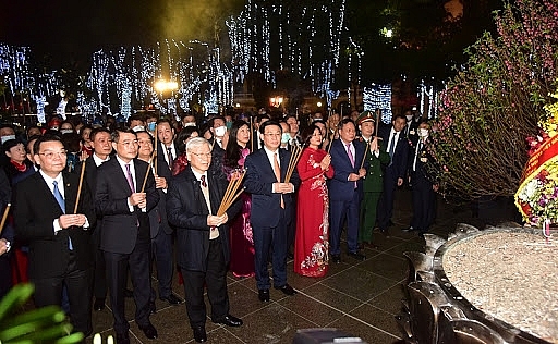  Tổng Bí thư, Chủ tịch nước và Đoàn lãnh đạo Đảng, Nhà nước, TP Hà Nội dâng hương tại tượng đài vua Lý Thái Tổ (Hoàn Kiếm, Hà Nội).