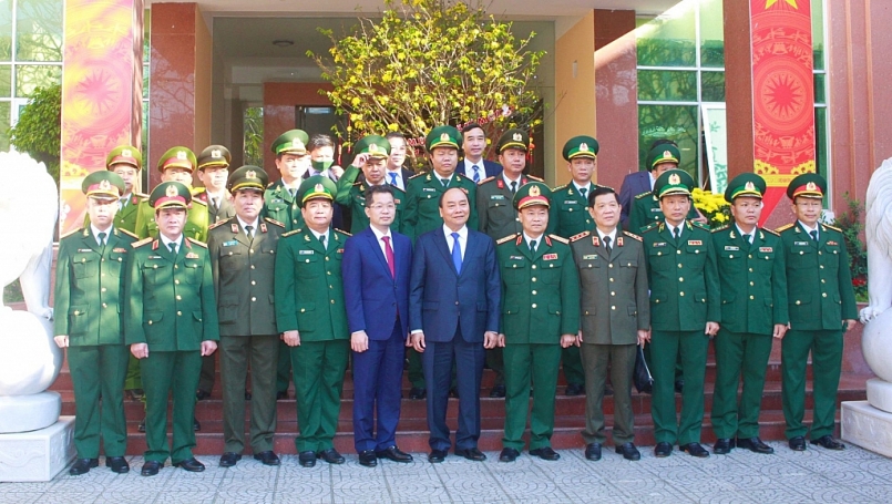 Thủ tướng Nguyễn Xuân Phúc chụp ảnh lưu niệm cùng các đơn vị LLVT TP. Đà Nẵng. Ảnh: VGP/Minh Trang