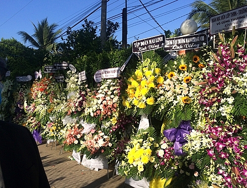 Vòng hoa tưởng nhớ nguyên Phó Thủ tướng Trương Vĩnh Trọng của các cơ quan, đơn vị, bà con lối xóm trong ngày tiễn biệt ông. Ảnh: VGP/Nguyễn Hoàng