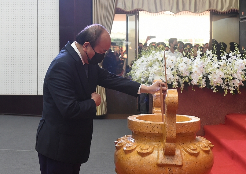 Thủ tướng Chính phủ Nguyễn Xuân Phúc tưởng nhớ đồng chí Trương Vĩnh Trọng. Ảnh: VGP