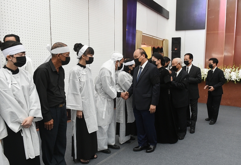 Các đồng chí lãnh đạo Đảng, Nhà nước, nguyên lãnh đạo Đảng, Nhà nước chia buồn với gia quyến đồng chí Trương Vĩnh Trọng. - Ảnh: VGP