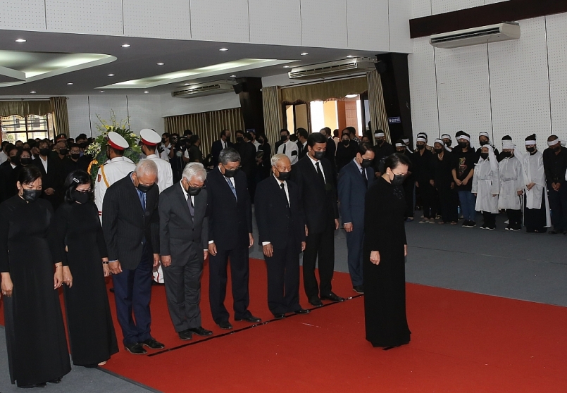 Đoàn Quốc hội do Chủ tịch Quốc hội Nguyễn Thị Kim Ngân làm trưởng đoàn vào viếng nguyên Phó Thủ tướng Trương Vĩnh Trọng. - Ảnh: VGP