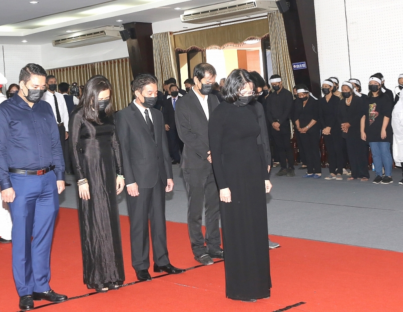 Đoàn Chủ tịch nước Cộng hòa xã hội chủ nghĩa Việt Nam do Phó Chủ tịch nước Đặng Thị Ngọc Thịnh dẫn đầu, vào viếng trước linh cữu đồng chí Trương Vĩnh Trọng. - Ảnh: VGP