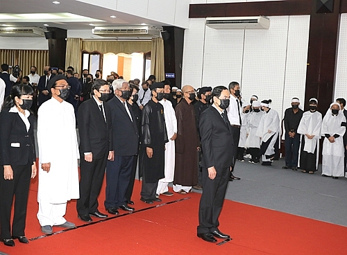 Đoàn Ủy ban Trung ương Mặt trận Tổ quốc Việt Nam do Ủy viên Bộ Chính trị, Chủ tịch Ủy ban Trung ương Mặt trận Tổ quốc Việt Nam Trần Thanh Mẫn dẫn đầu, vào viếng trước linh cữu đồng chí Trương Vĩnh Trọng. - Ảnh: VGP