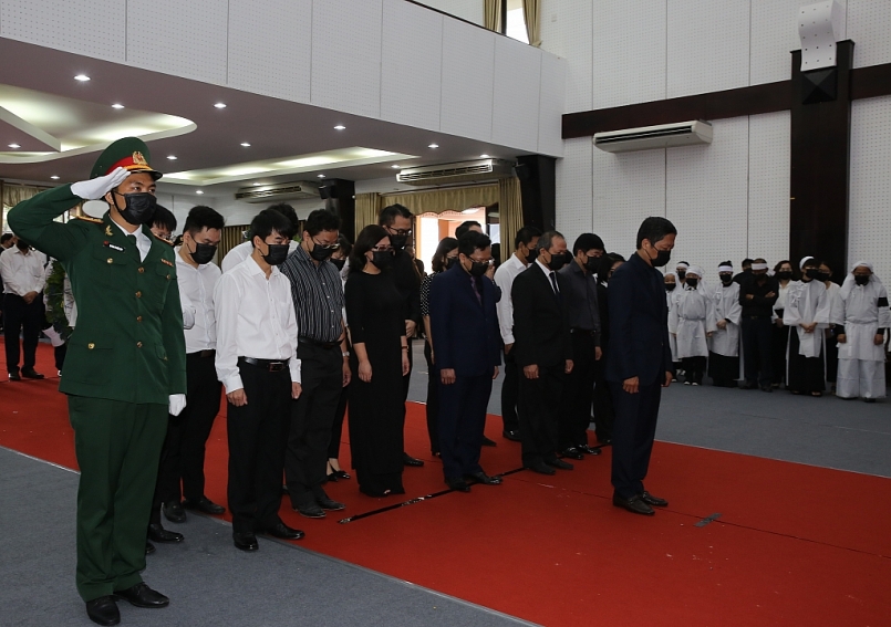 Đoàn Ban Kinh tế Trung ương và Bộ Công Thương do Ủy viên Bộ Chính trị, Trưởng Ban Kinh tế Trung ương, Bộ trưởng Bộ Công Thương Trần Tuấn Anh làm trưởng đoàn vào viếng đồng chí Trương Vĩnh Trọng. - Ảnh: VGP