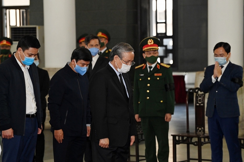 Đồng chí Trần Quốc Vượng, nguyên Ủy viên Bộ Chính trị, nguyên Thường trực Ban Bí thư, viếng đồng chí Trương Vĩnh Trọng. - Ảnh: VGP