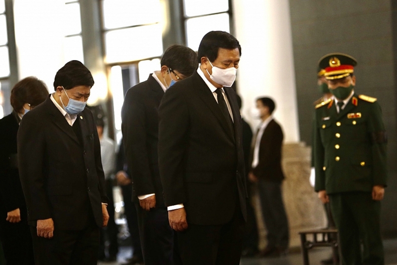 Đồng chí Nguyễn Xuân Thắng, Ủy viên Bộ Chính trị, Chủ tịch Hội đồng Lý luận Trung ương, Giám đốc Học viện Chính trị Quốc gia Hồ Chí Minh, vào viếng đồng chí Trương Vĩnh Trọng. - Ảnh: VGP