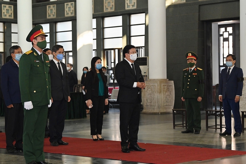 Đoàn đại biểu Chính phủ do Phó Thủ tướng Trịnh Đình Dũng dẫn đầu vào viếng đồng chí Trương Vĩnh Trọng. - Ảnh: VGP